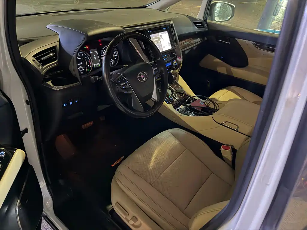 Toyota Alphard — миниатюра 8