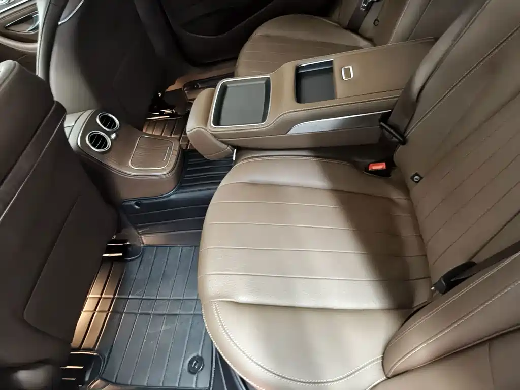 Mercedes-Benz E-Class — миниатюра 6