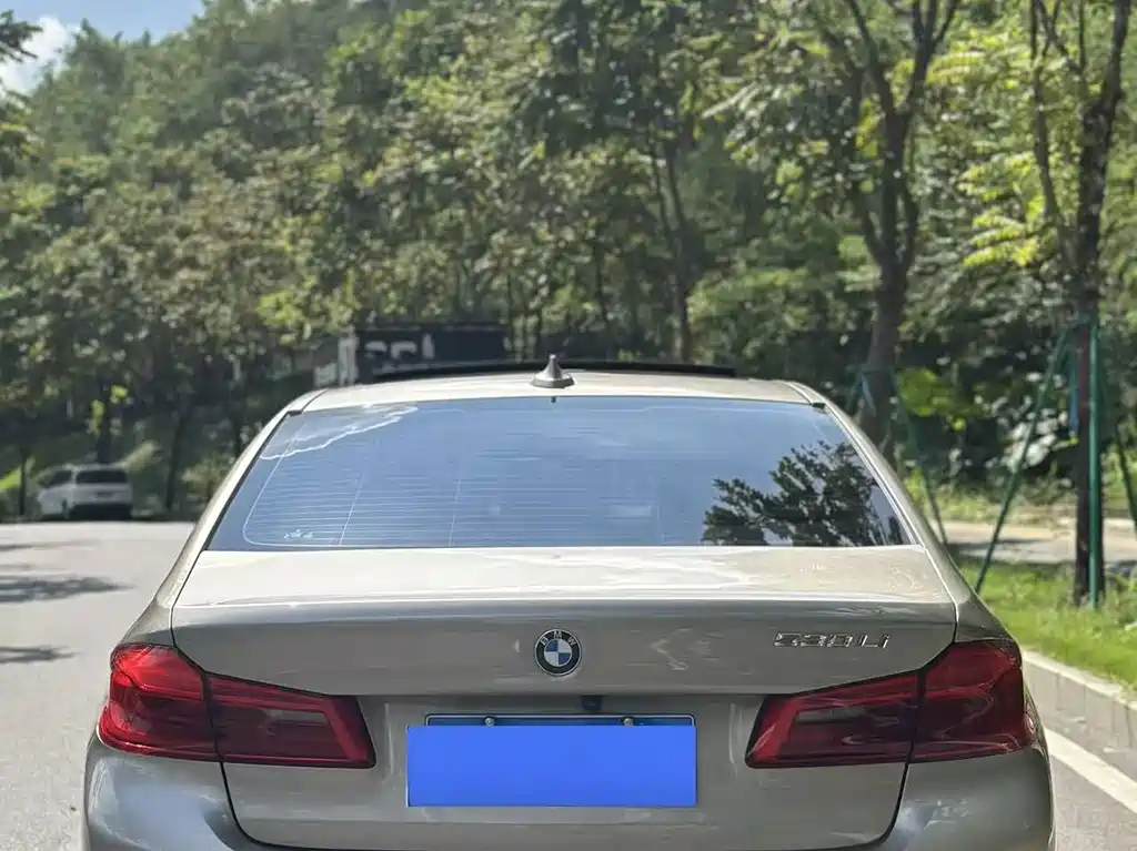 BMW 5 Series — миниатюра 9