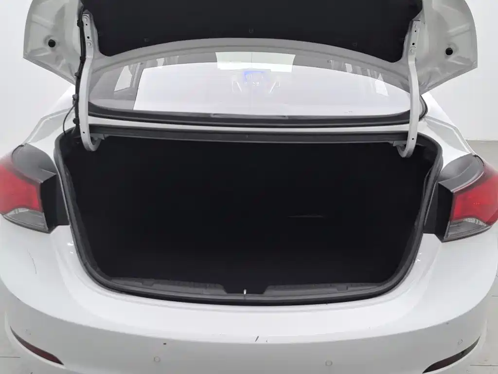 Hyundai Elantra Langdong — миниатюра 16