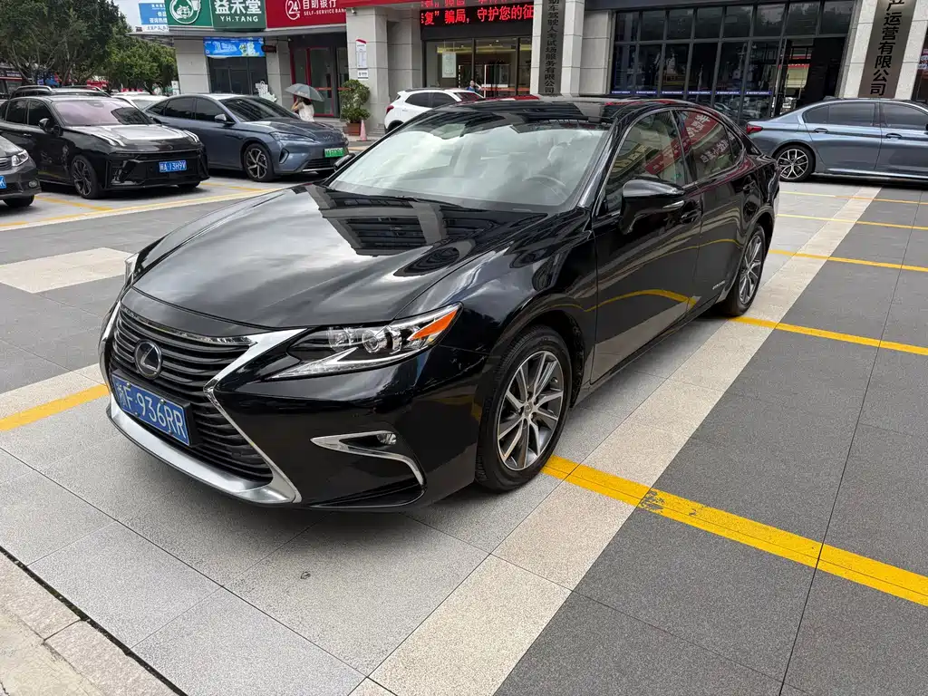 Lexus ES