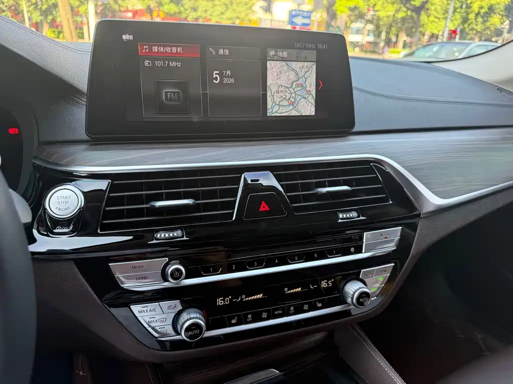 BMW 5 Series — миниатюра 24