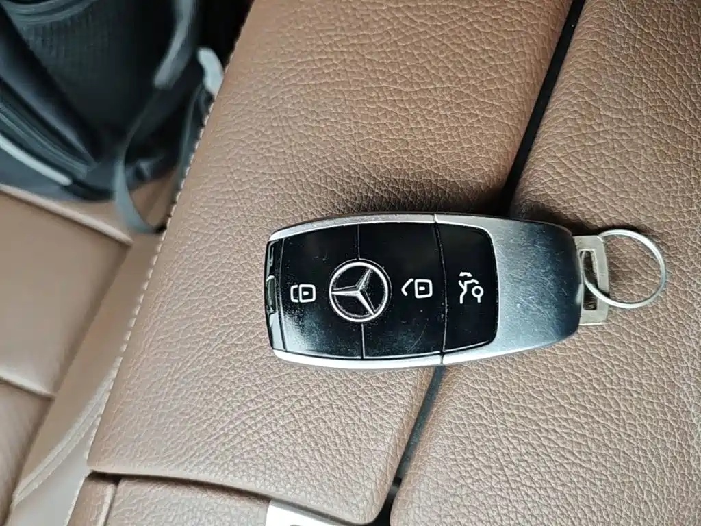 Mercedes-Benz E-Class — миниатюра 9