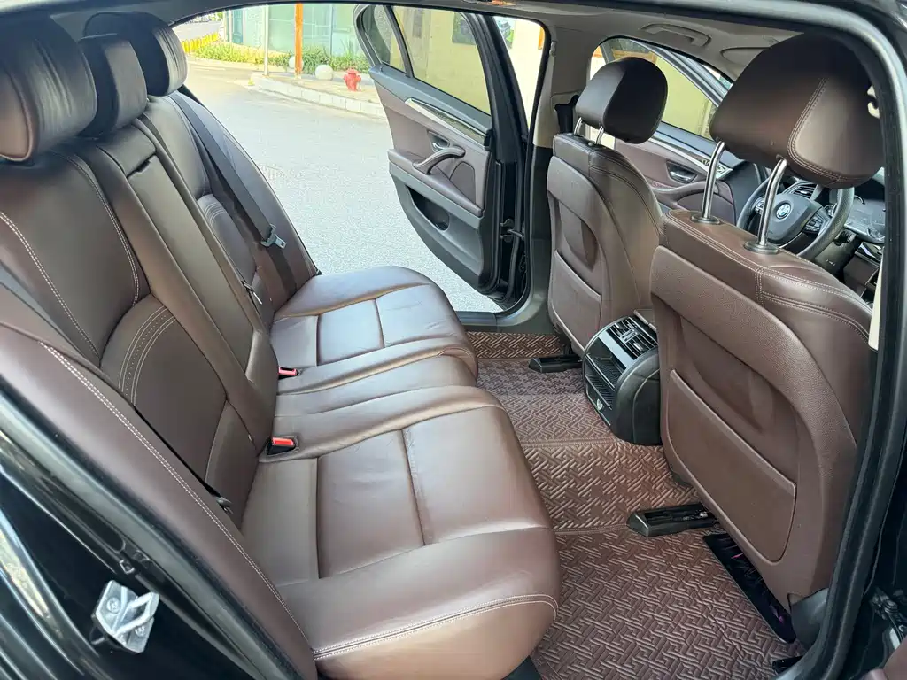BMW 5 Series — миниатюра 13