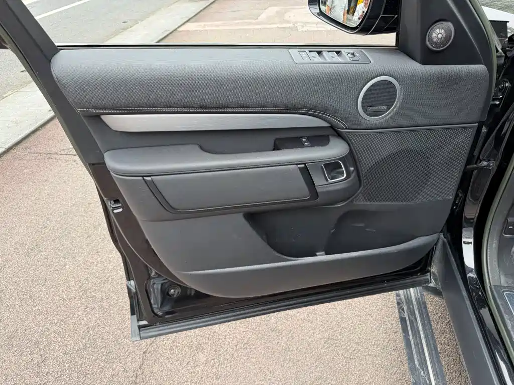 Land Rover Discovery — миниатюра 6