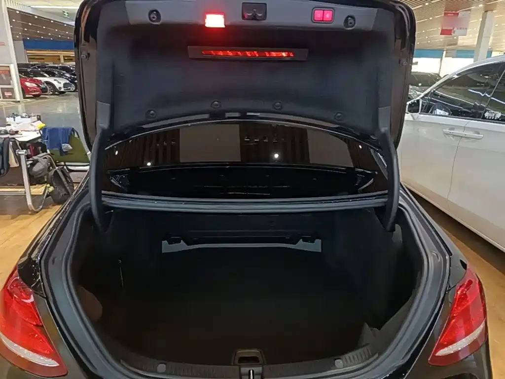 Mercedes-Benz E-Class — миниатюра 19