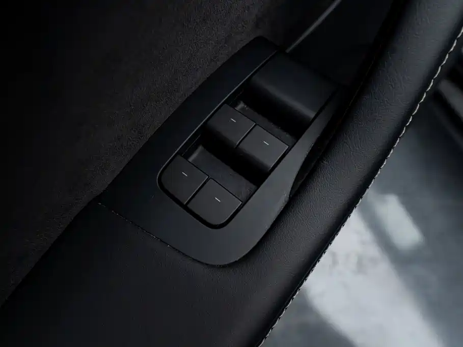 Tesla Model Y — миниатюра 15