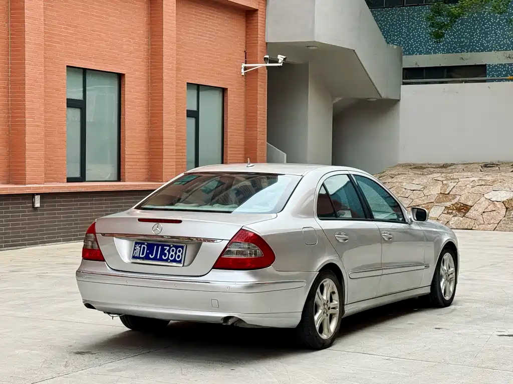 Mercedes-Benz E-Class — миниатюра 4