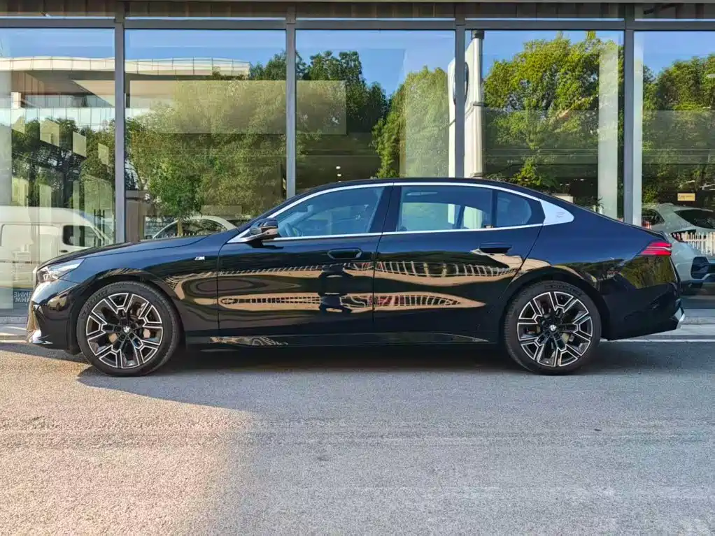 BMW 5 Series — миниатюра 4