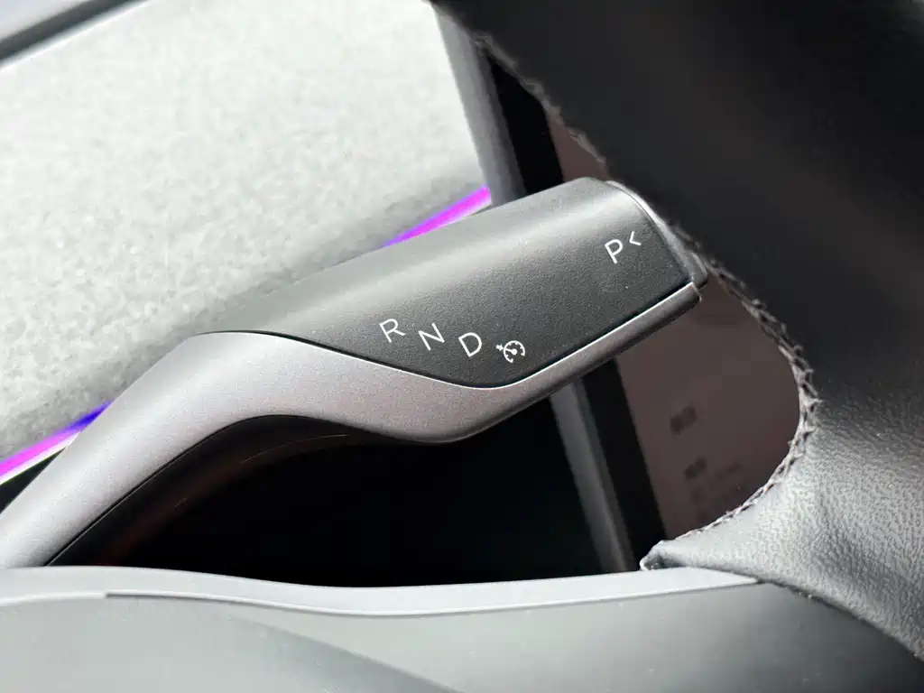 Tesla Model Y — миниатюра 15