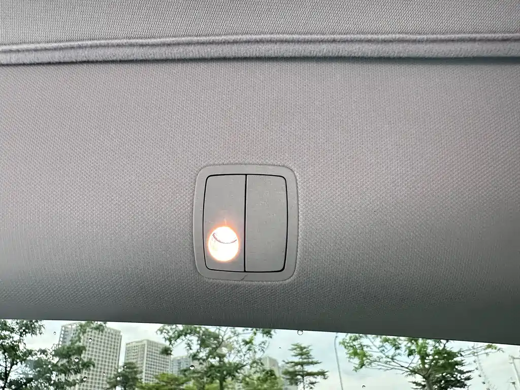 Tesla Model Y — миниатюра 20
