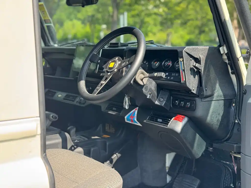 Land Rover Defender — миниатюра 10