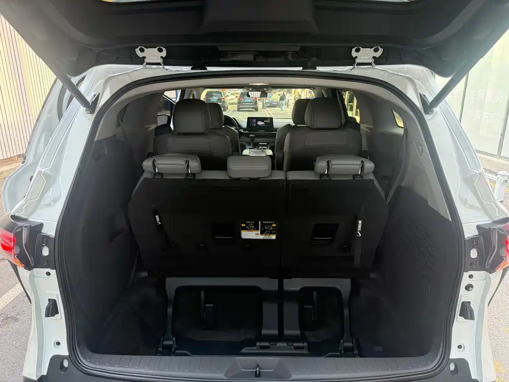 Toyota Granvia — миниатюра 17
