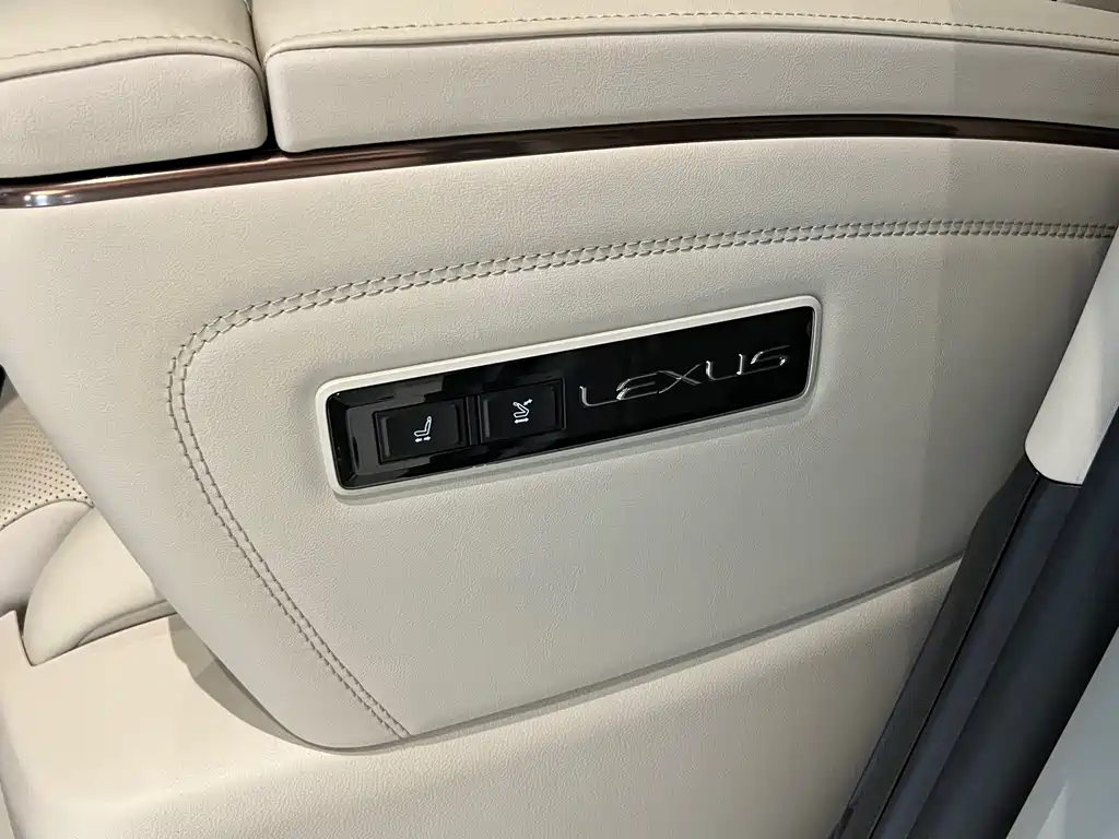 Lexus LM — миниатюра 22