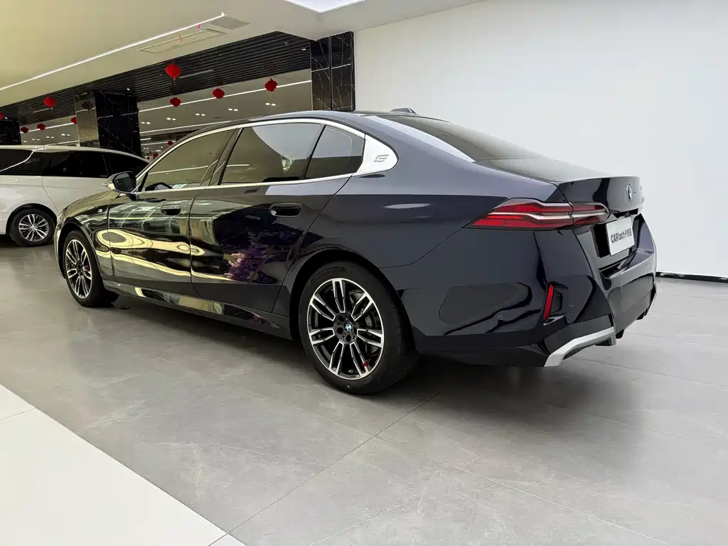 BMW 5 Series — миниатюра 9