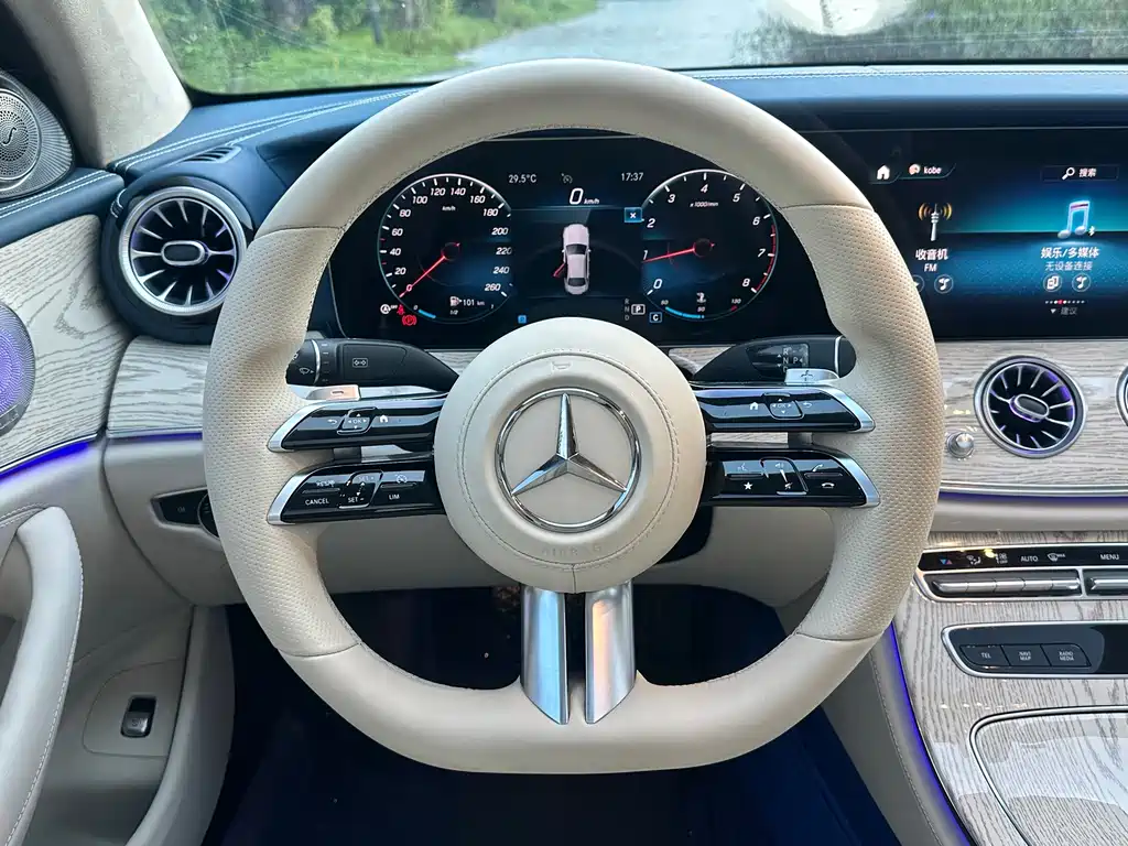 Mercedes-Benz E-Class — миниатюра 10