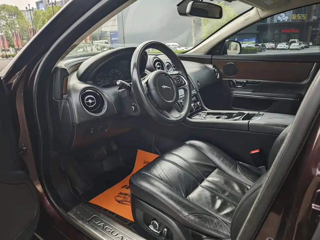 JAGUAR  XJ