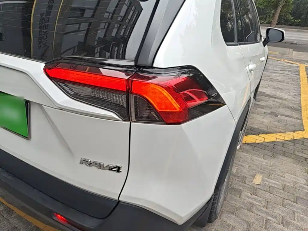 Toyota RAV4 — миниатюра 8