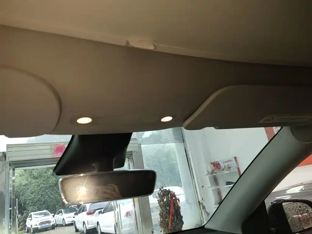 Tesla Model Y — миниатюра 18