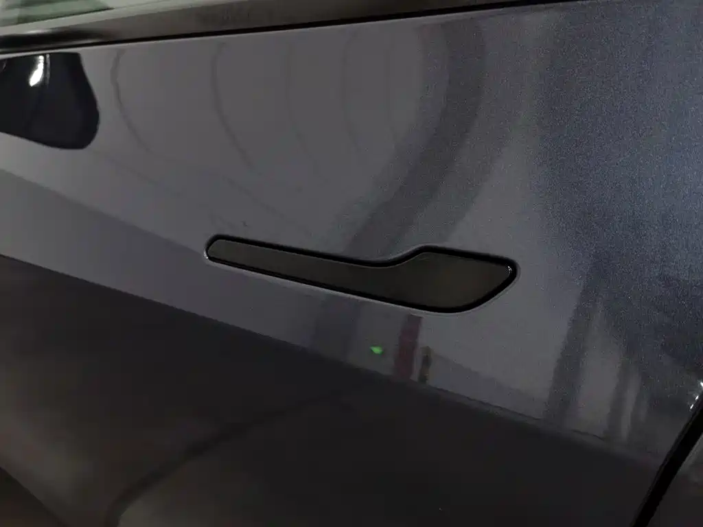 Tesla Model Y — миниатюра 18