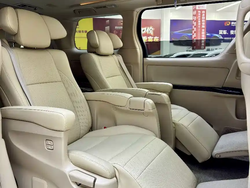 Toyota Alphard — миниатюра 12