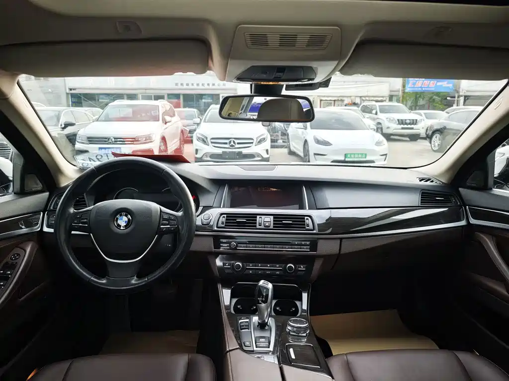BMW 5 Series — миниатюра 8