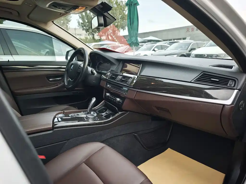 BMW 5 Series — миниатюра 7