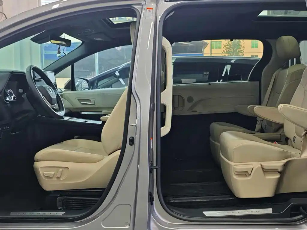 Toyota Granvia — миниатюра 5