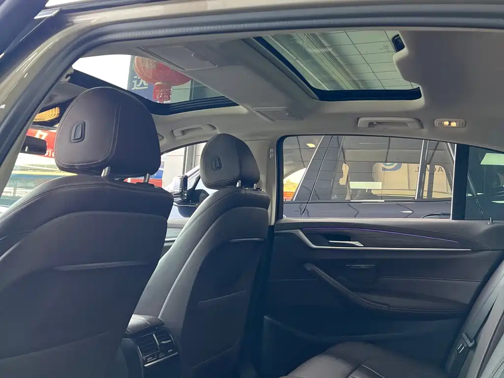 BMW 5 Series — миниатюра 8