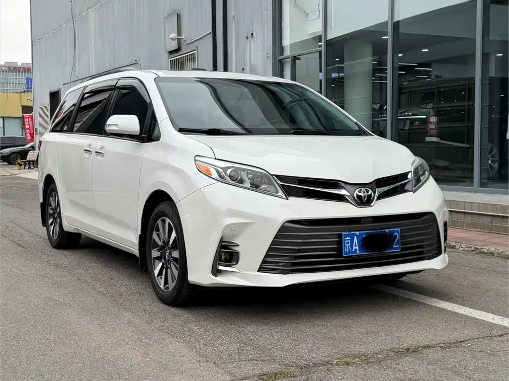 Toyota Sienna — миниатюра 3