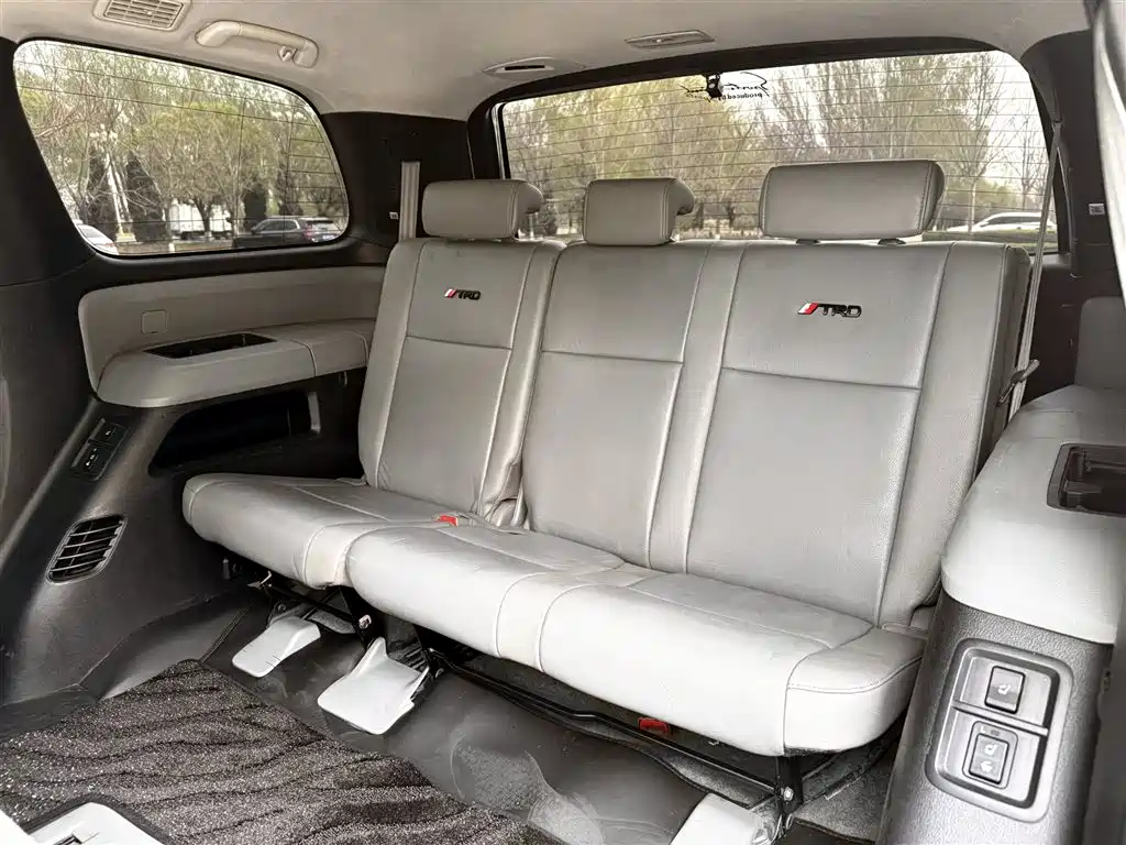 Toyota Sequoia 2015 5.7L AT