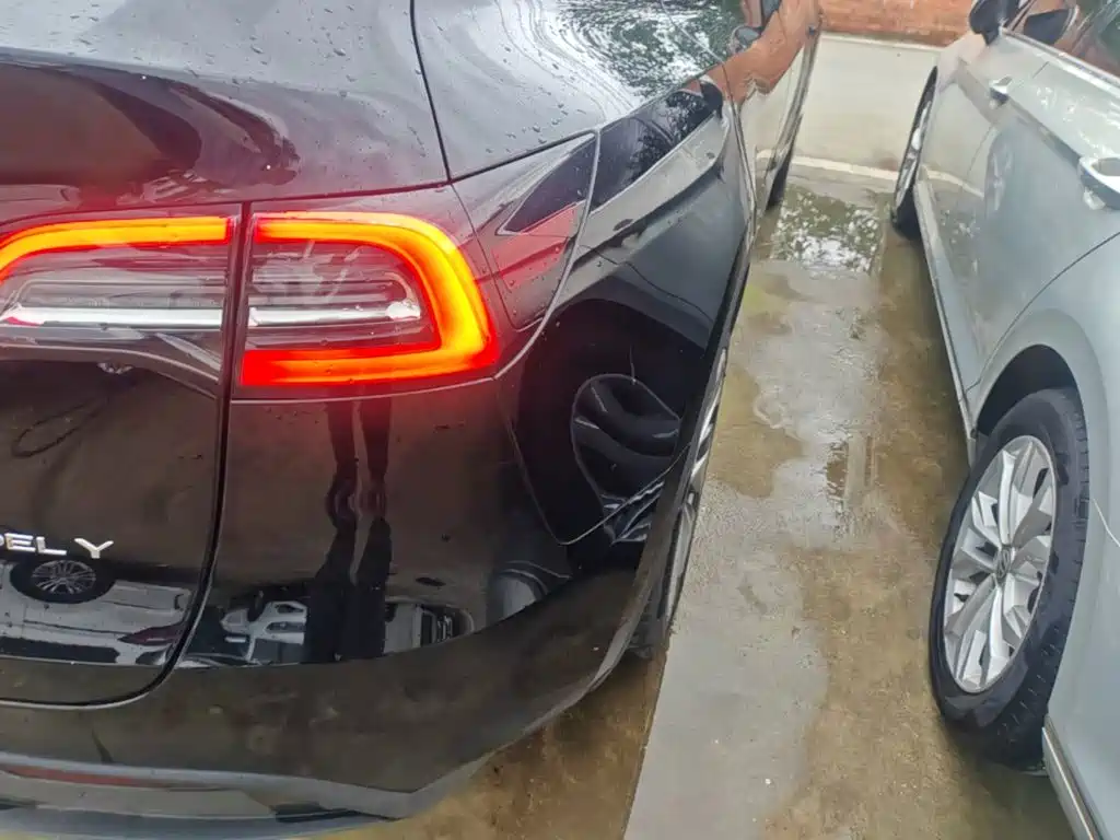 Tesla Model Y — миниатюра 8
