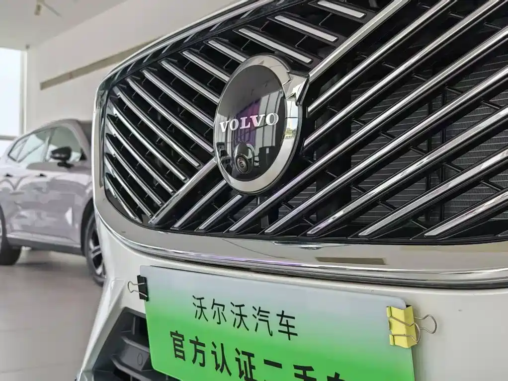 Volvo XC60 PHEV — миниатюра 5