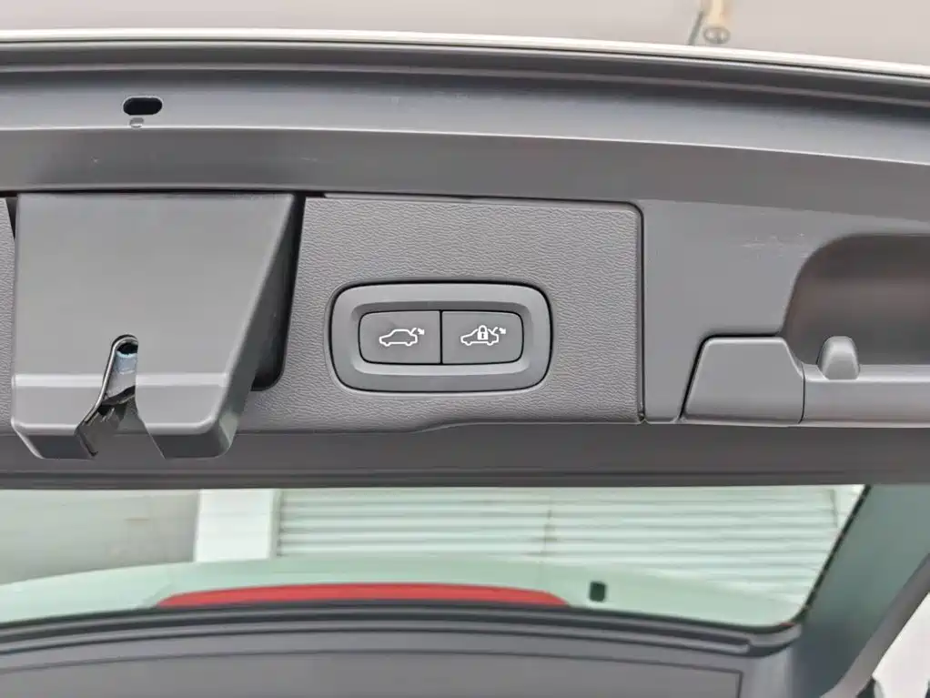 Volvo XC60 PHEV — миниатюра 18