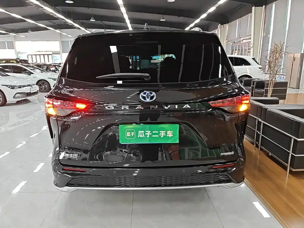 Toyota Granvia — миниатюра 6