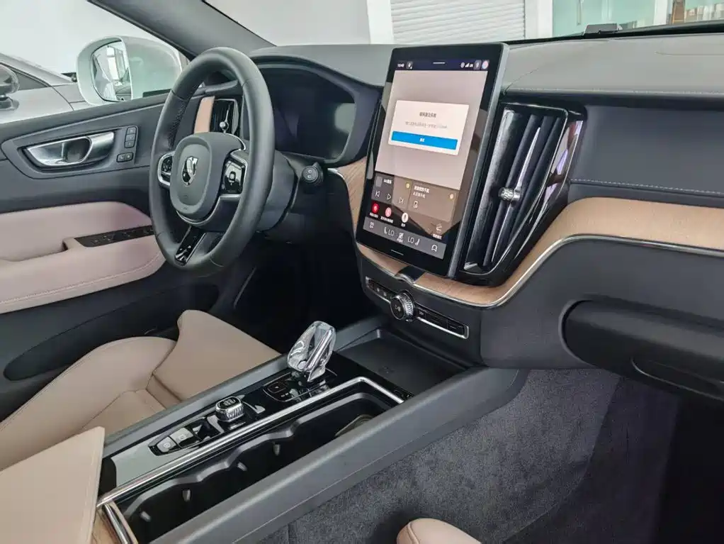 Volvo XC60 PHEV — миниатюра 25