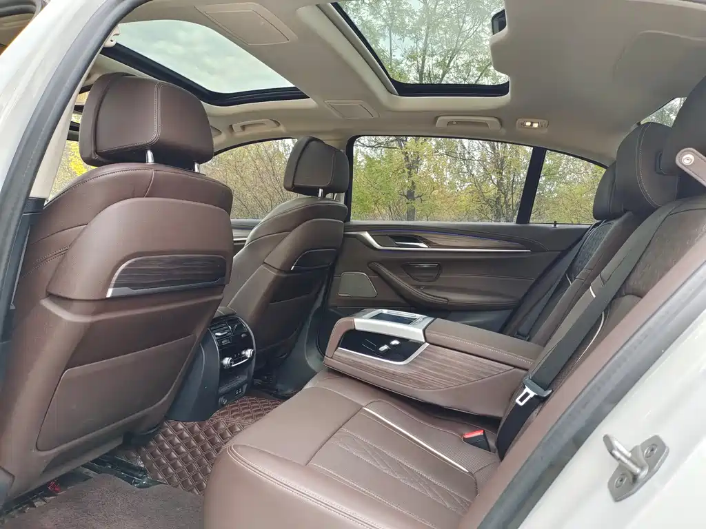 BMW 5 Series — миниатюра 8