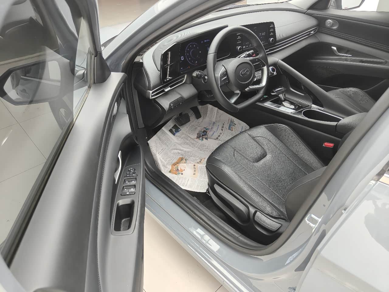 Hyundai Elantra 1.5 л 2023 г. Серебристо-серый, пробег 35000 км