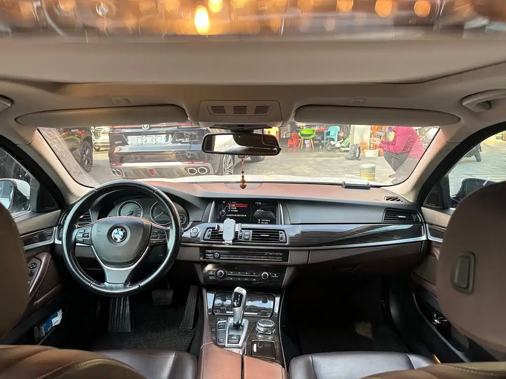 BMW 5 Series — миниатюра 5