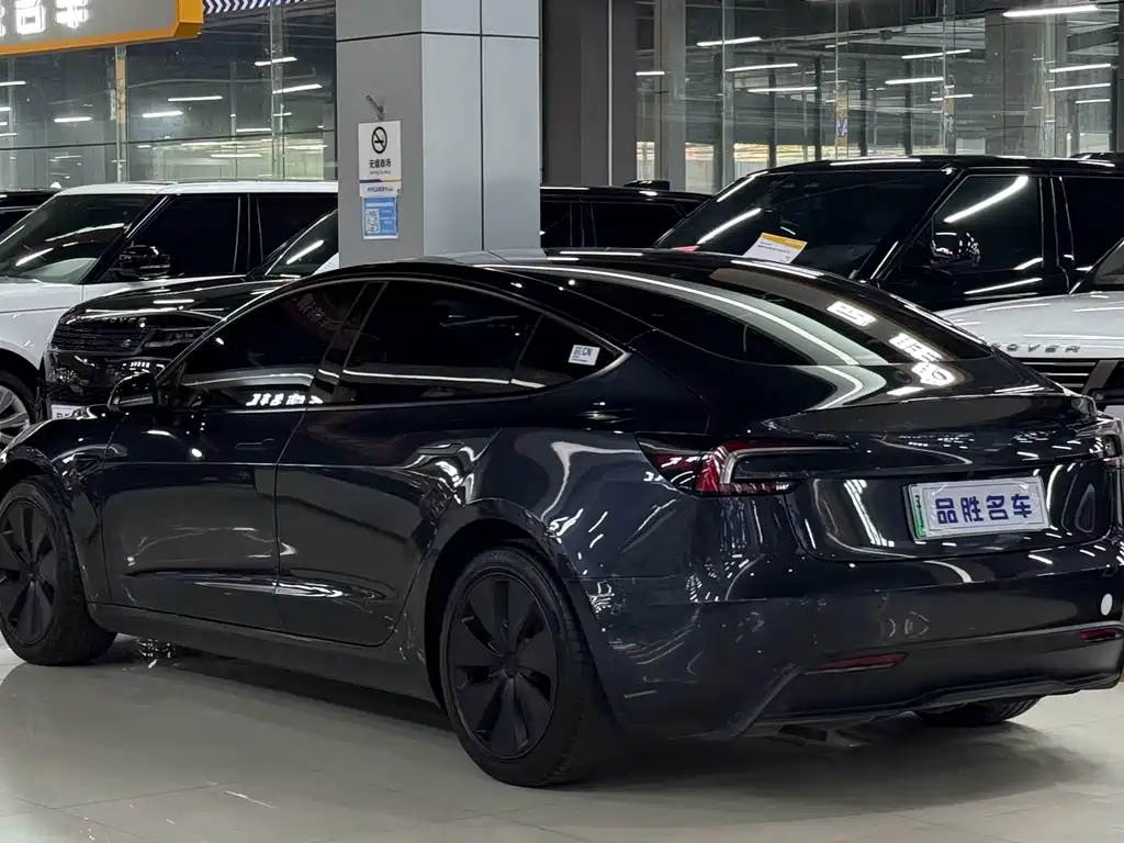 Tesla Model 3 — миниатюра 3