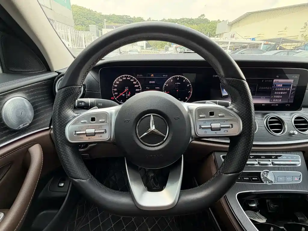 Mercedes-Benz E-Class — миниатюра 8