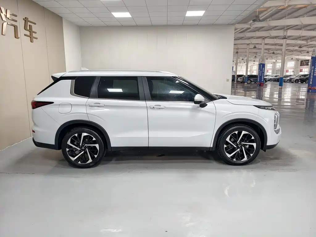 Mitsubishi Outlander — миниатюра 7