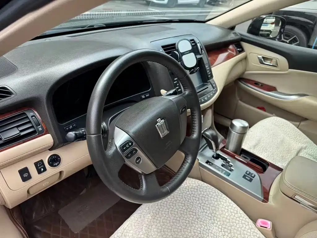 Toyota Crown — миниатюра 7