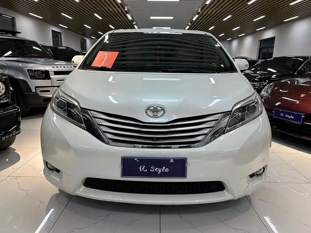 Toyota Sienna — миниатюра 2