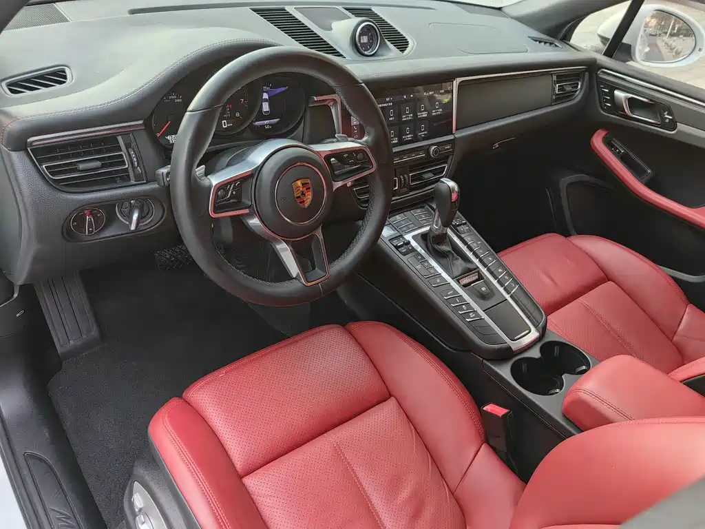PORSCHE MACAN