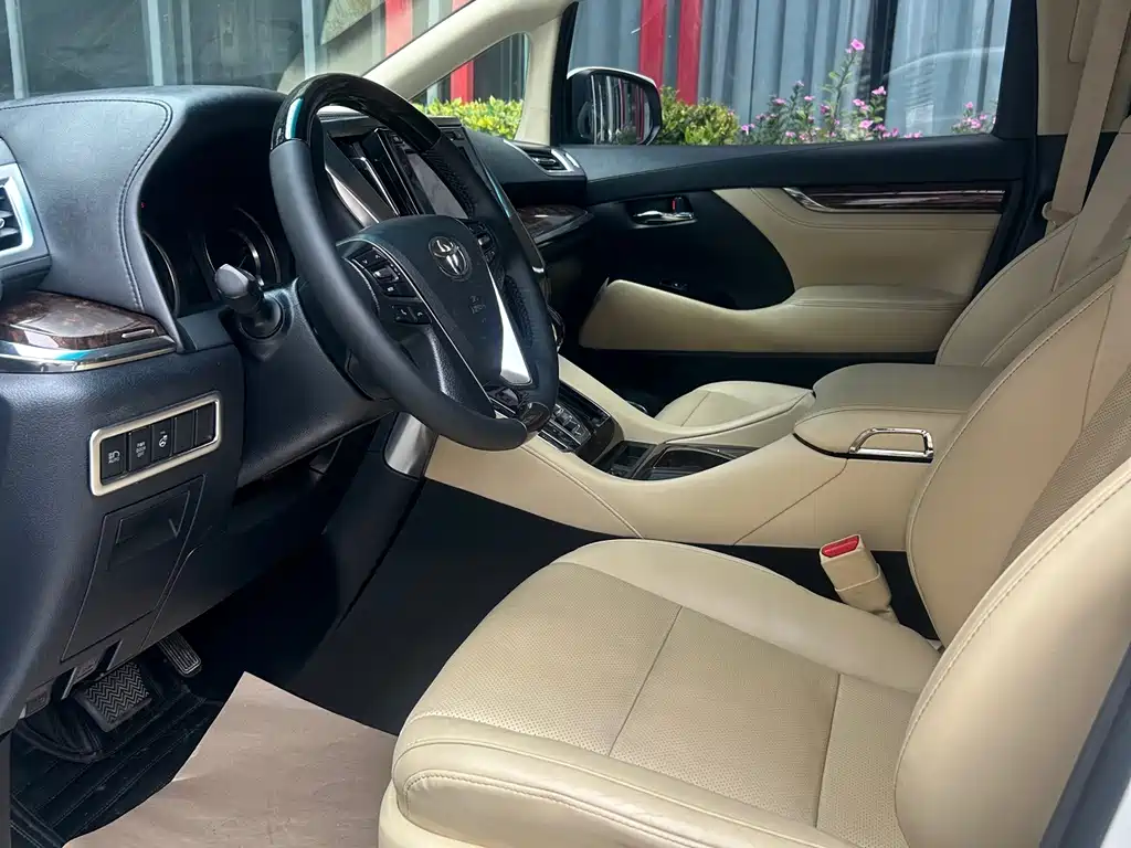 Toyota Alphard — миниатюра 4
