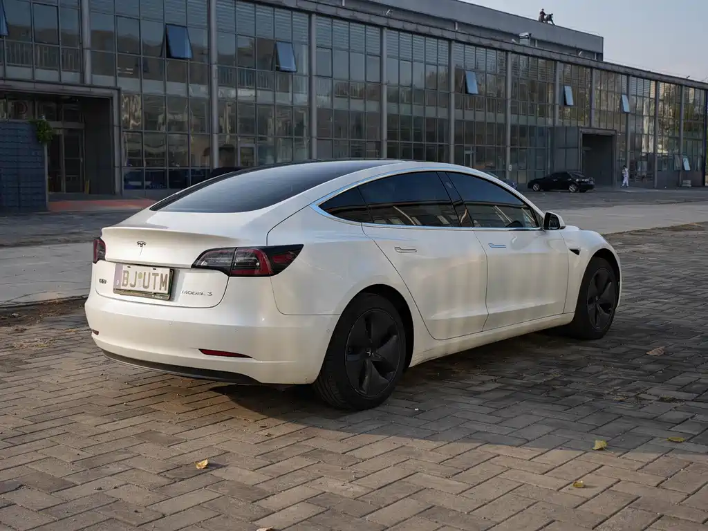 Tesla Model 3 — миниатюра 5