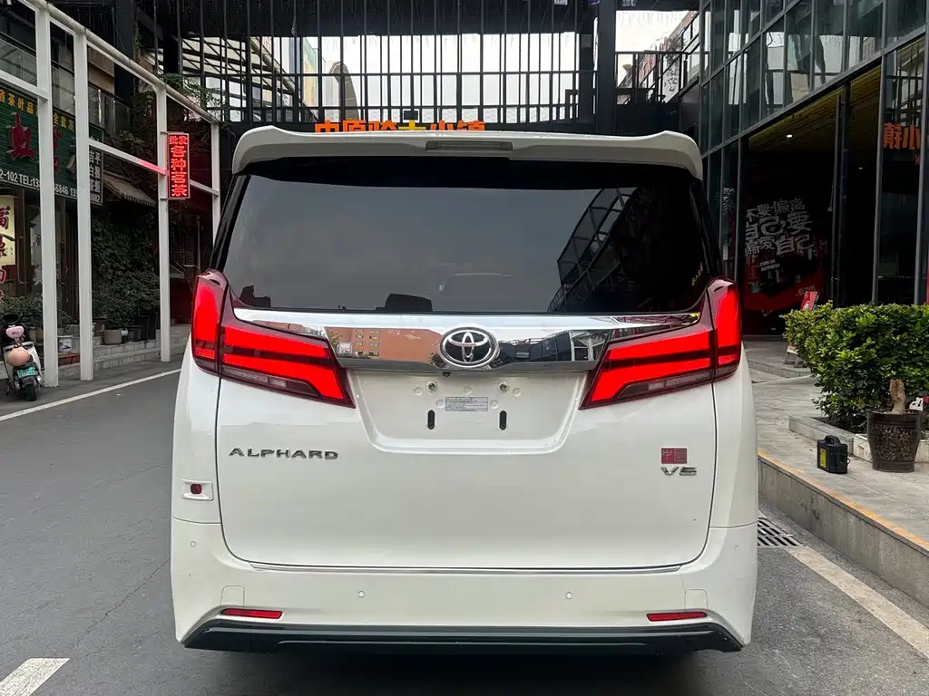 Toyota Alphard — миниатюра 8