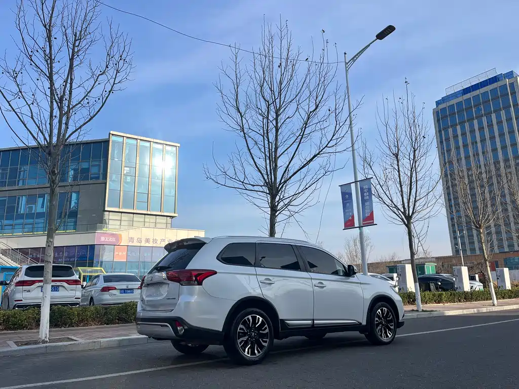 MITSUBISHI OUTLANDER