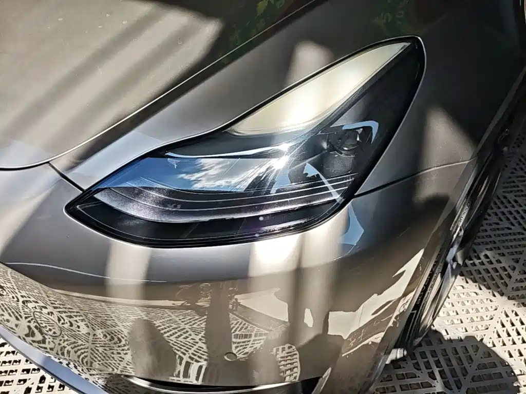 Tesla Model Y — миниатюра 24